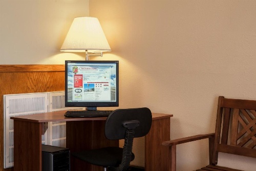 Super 8 by Wyndham Manhattan KS image 12