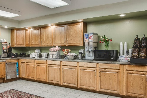 Super 8 by Wyndham Manhattan KS image 14