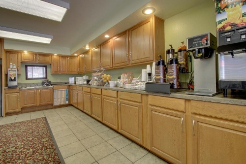 Super 8 by Wyndham Manhattan KS image 15