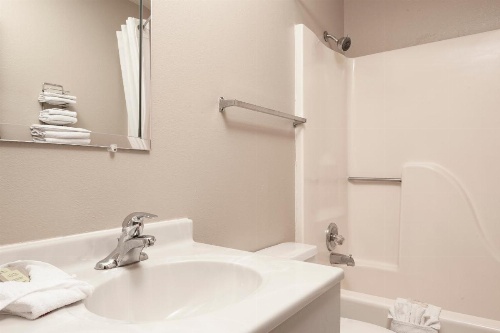 Super 8 by Wyndham Manhattan KS image 16