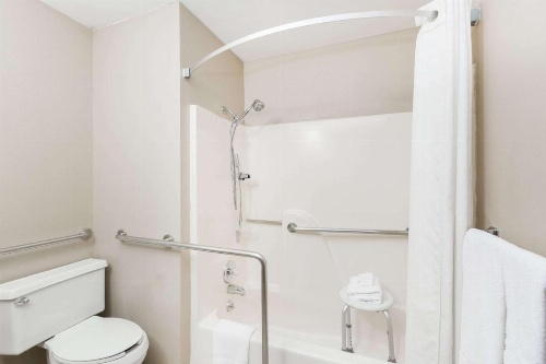 Super 8 by Wyndham Manhattan KS image 34